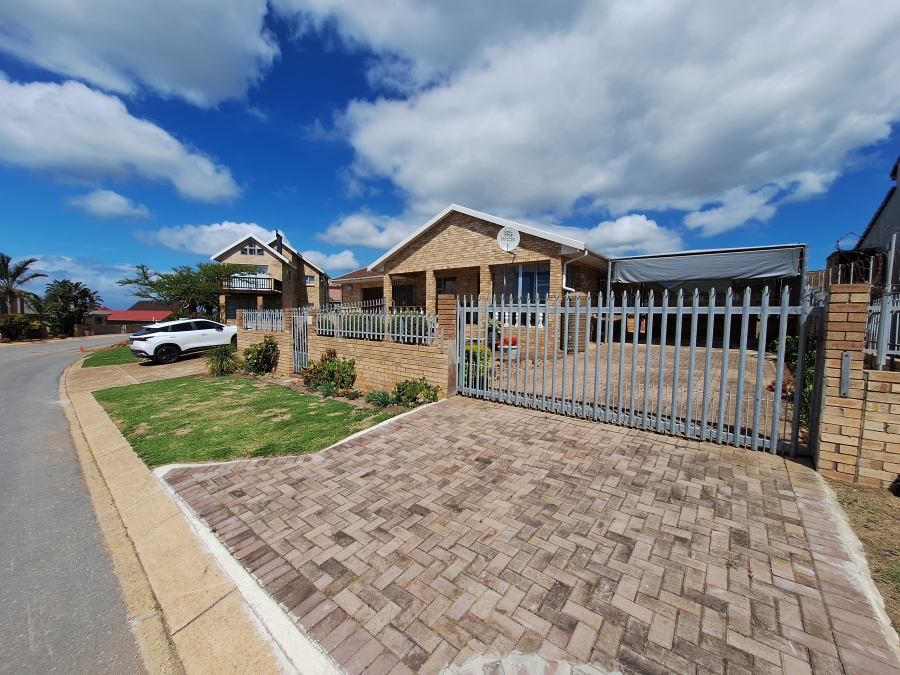 4 Bedroom Property for Sale in Wavecrest Eastern Cape